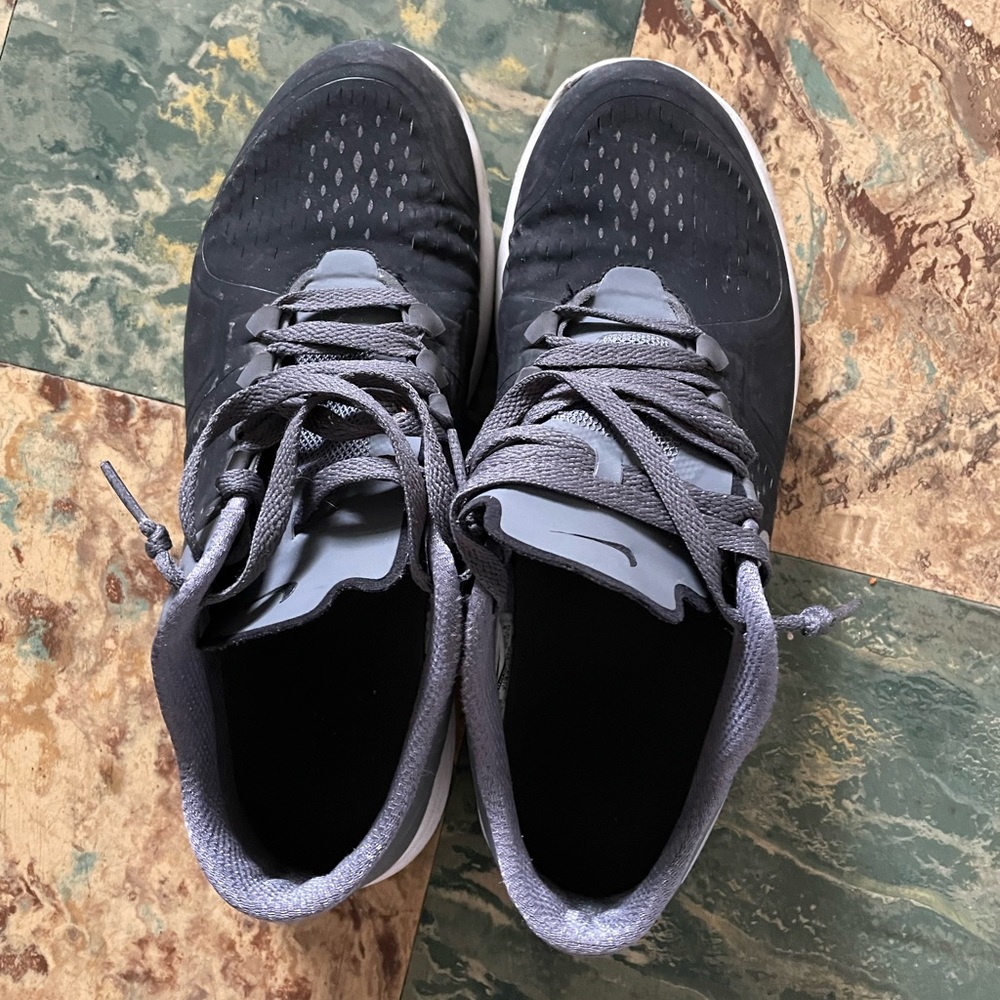 nike sneakers hardly worn bought the wrong size